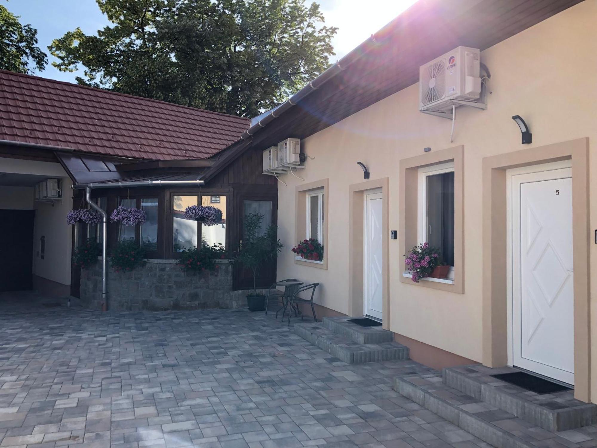 Illa Apartments Eger Esterno foto