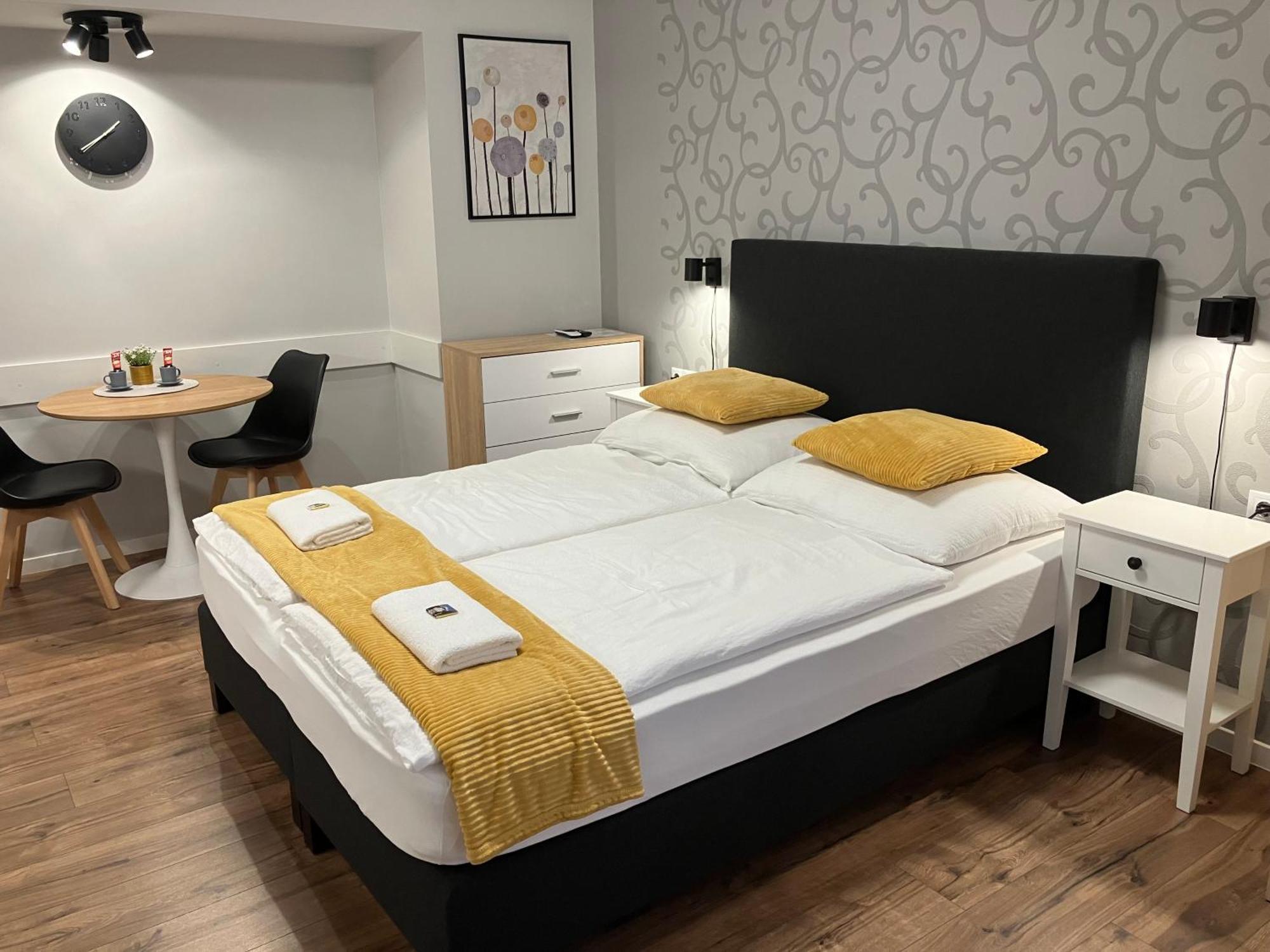 Illa Apartments Eger Esterno foto