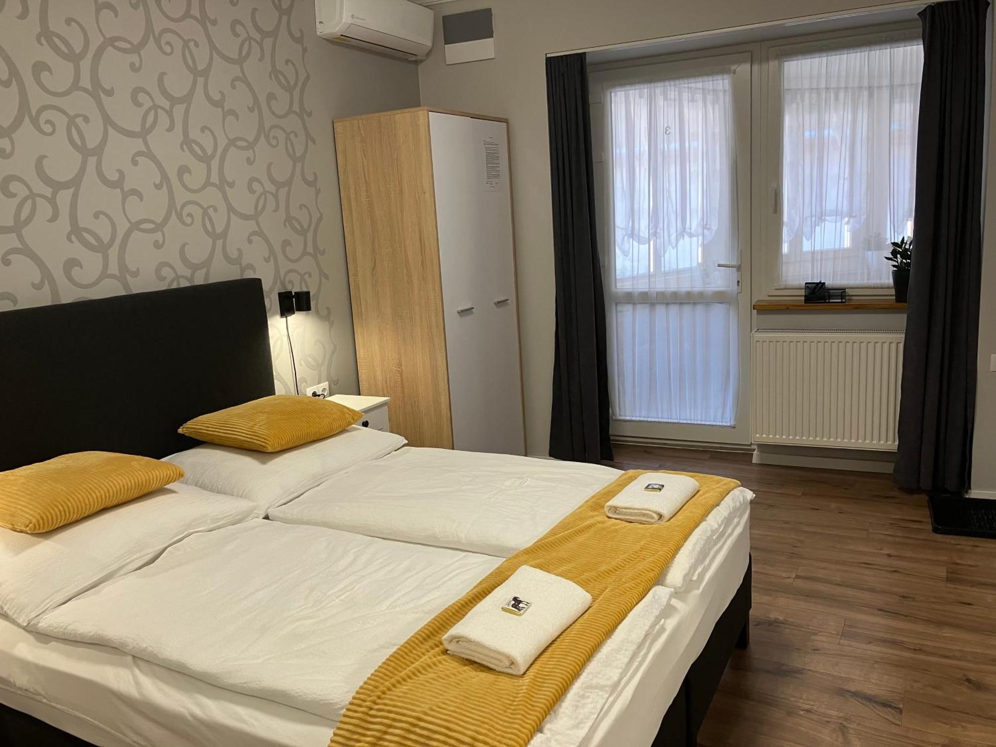 Illa Apartments Eger Esterno foto