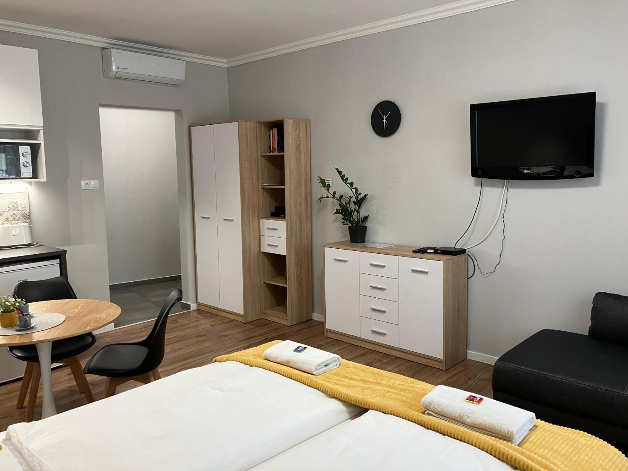Illa Apartments Eger Esterno foto