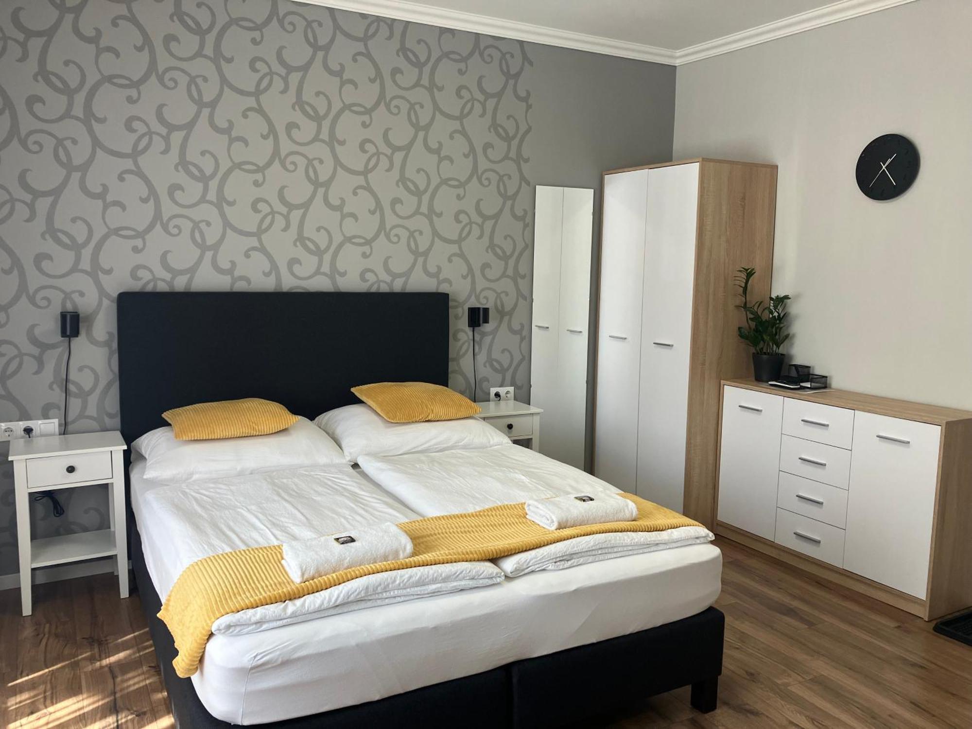 Illa Apartments Eger Esterno foto