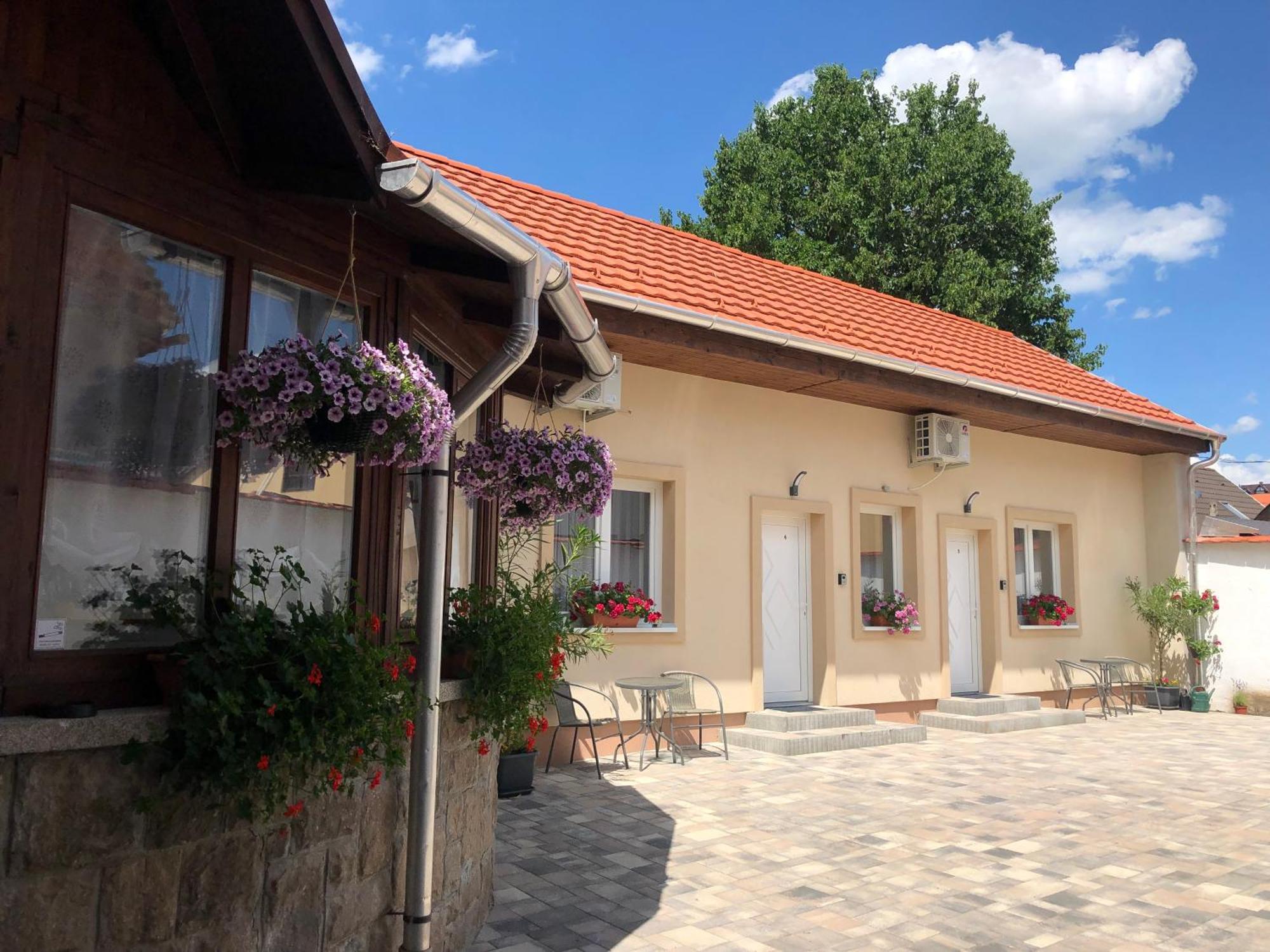 Illa Apartments Eger Esterno foto